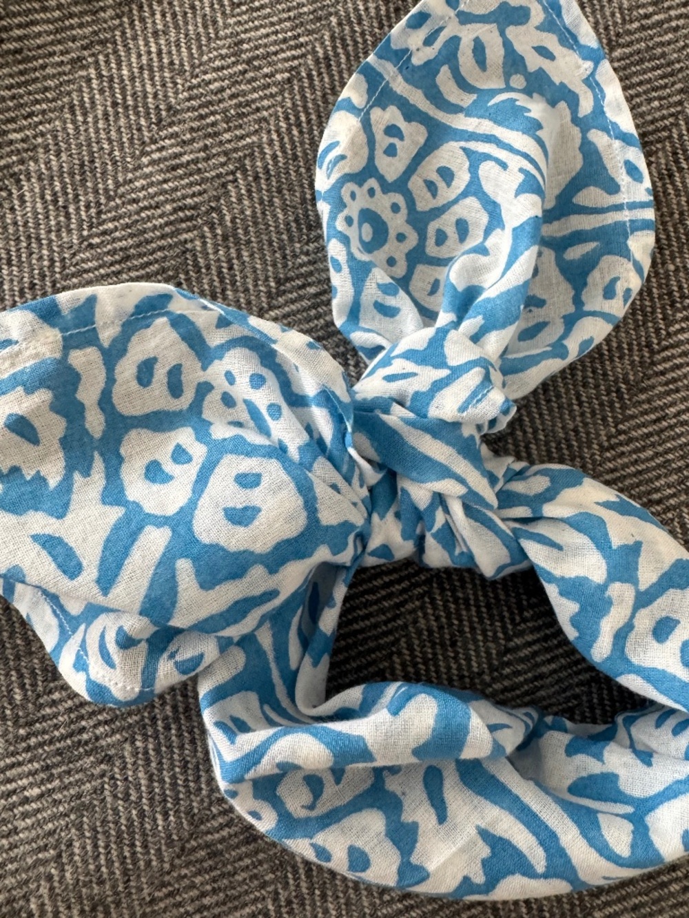 NWOT, ROLLER RABBIT DARLING SCARF IN BEAUTIFUL BLUE/WHITE PRINT